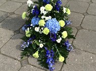 Begravelses opsats med blå blomster.